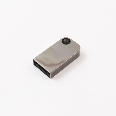 A mini unidade flash USB com furo pode colocar chaveiro de metal USB Flash Drive pode personalizar o logotipo do laser