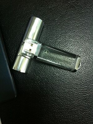 Logotipo de gravação em acrílico dentro da unidade flash USB com suporte para escolha perfeita para conferências e exposições técnicas