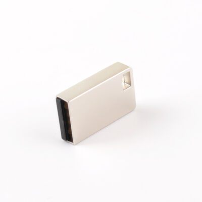 Uma unidade flash USB MINI de metal com superfície fosca e ângulo de lente de grande ângulo de 120 graus garantindo a proteção de dados