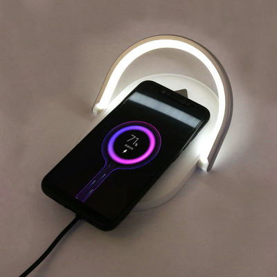 Relógio 3 de IPhone Airpods Apple em um carregador sem fio 15W com luz do diodo emissor de luz