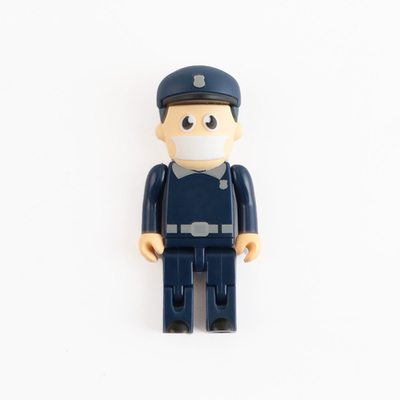 O pessoa dá forma à vara rápida da memória do Usb com cabeça aberta do molde do PVC