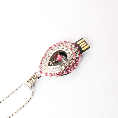 Collar em forma de coração com chips escondidos dentro