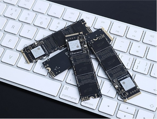 Discos rígidos SSD internos de 256GB com interface SATA III e taxa de transferência de dados de até 10Gbps