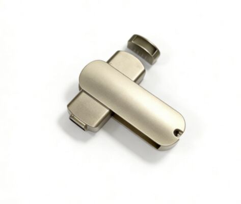 Corpo USB A e Tipo C em prata fosca, com memória rápida e logotipo personalizável