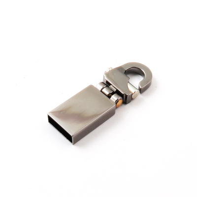 A movimentação instantânea 32gb de Matt Silver USB 2,0 dentro das microplaquetas do UDP ATIRA na cor preta