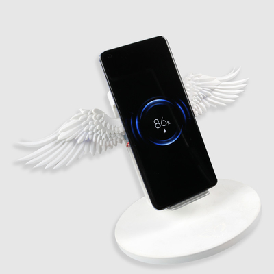 O telefone plástico bonito voa o carregador sem fio 5V 1.67A com luz do diodo emissor de luz